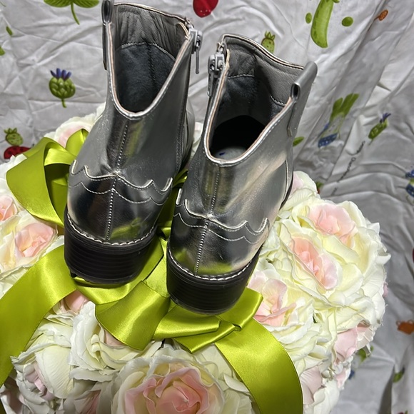 💜 Old Navy sliver 🥾 boots 👢 size 5 - Picture 4 of 5